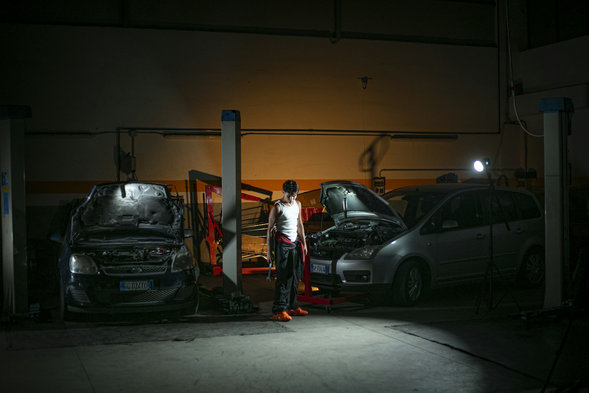 Ambiance automobile : véhicules dans un atelier